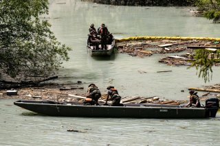 La récolte de bois et de déchets sur le lac de Blatten devrait durer tout le mois de juillet. KEYSTONE/JEAN-CHRISTOPHE BOTT